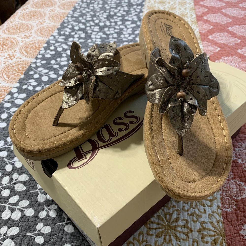 NEW IN BOX Bass Flower Flip Flop Sandal